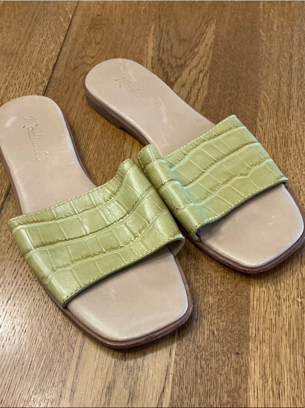 Woman’s Madewell celery embossed crock leather slide. Size 6.5. Padded sole.Cute